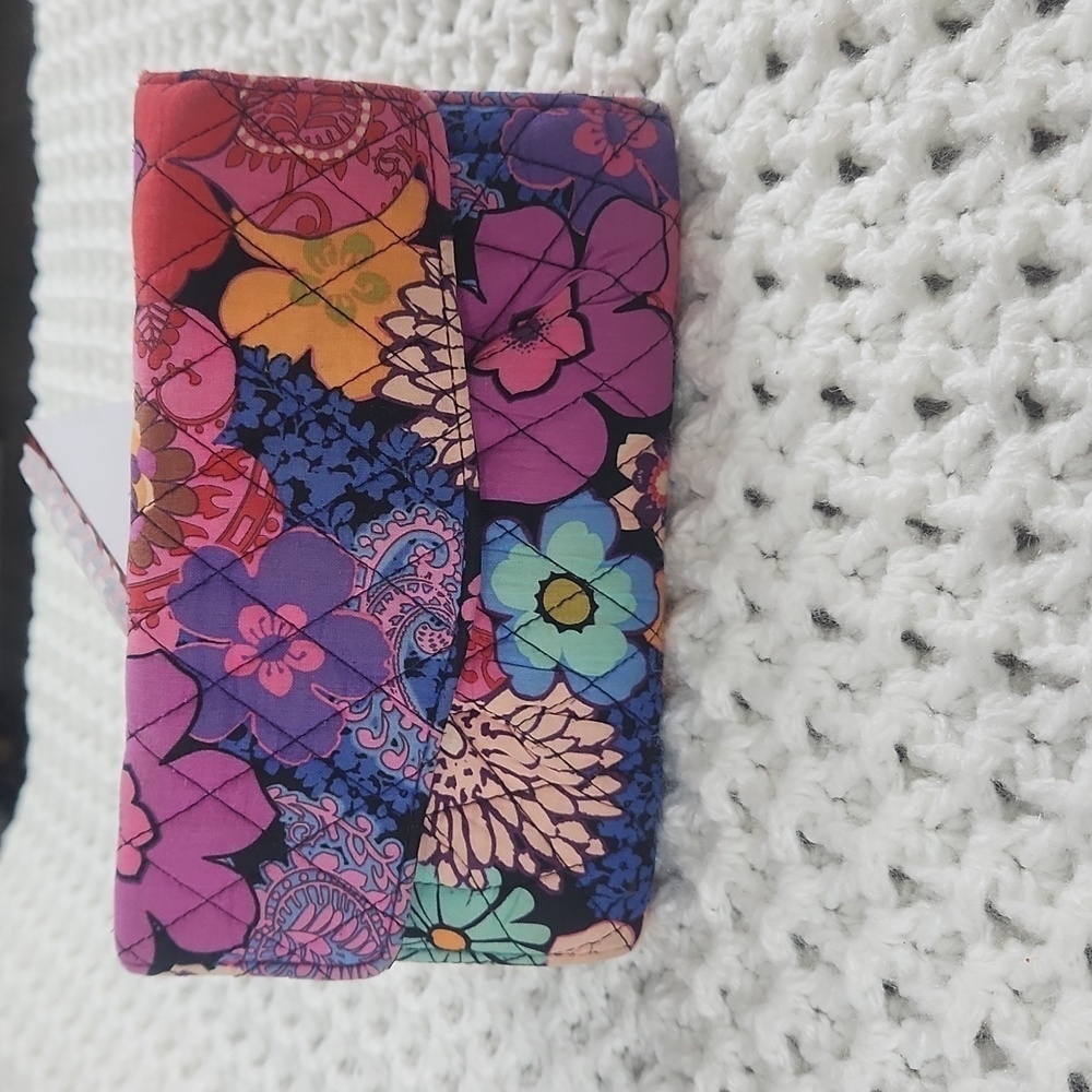 Vera Bradley floral multicolor wallet, 5"×7.5" side zipper,and Los of card depar